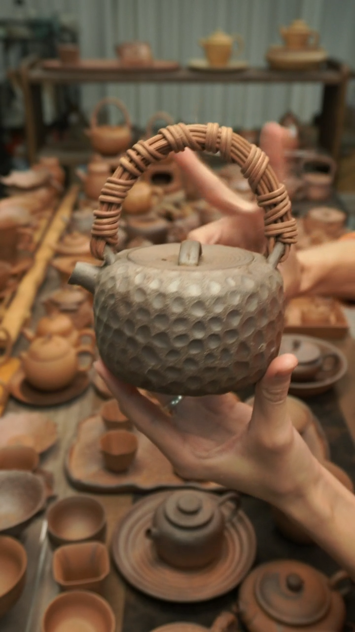 原矿老岩泥精工  黑金料锤纹提梁壶500ml