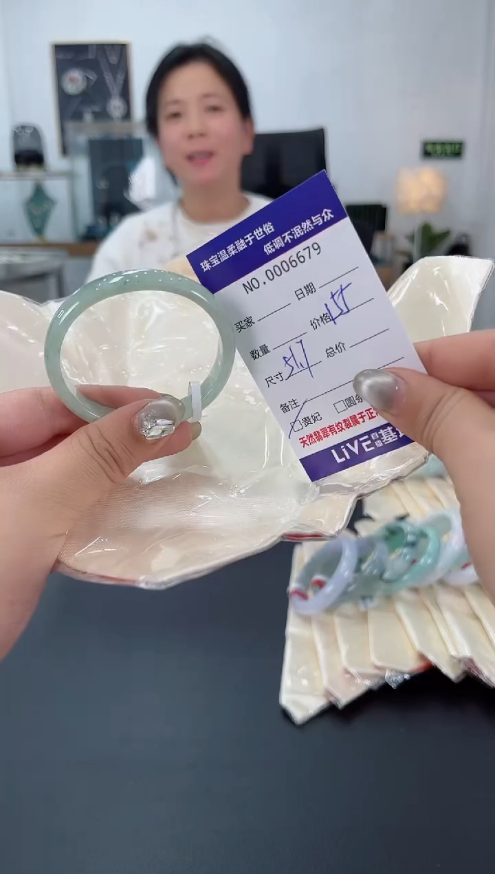 【闪购商品】翡翠手镯未镶嵌天然翡翠A货
