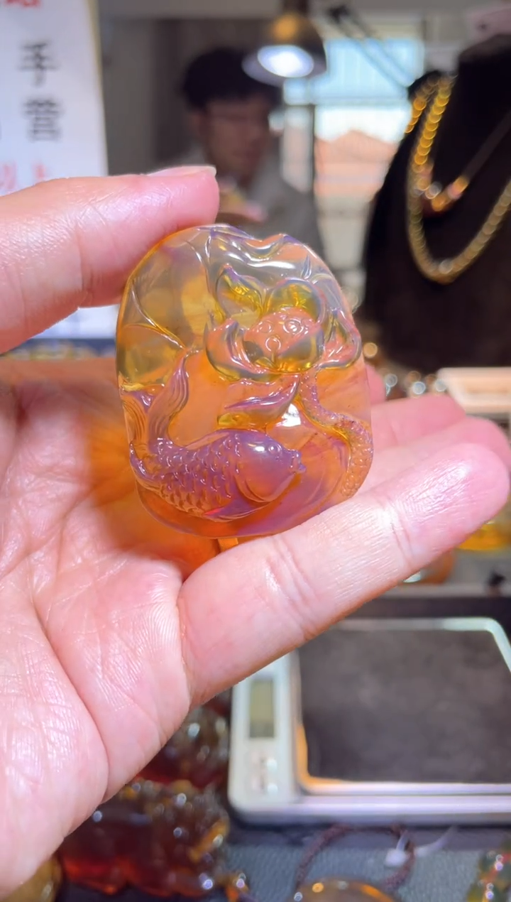 【闪购商品】琥珀裸石未镶嵌手工雕刻 荷花鱼 金棕珀