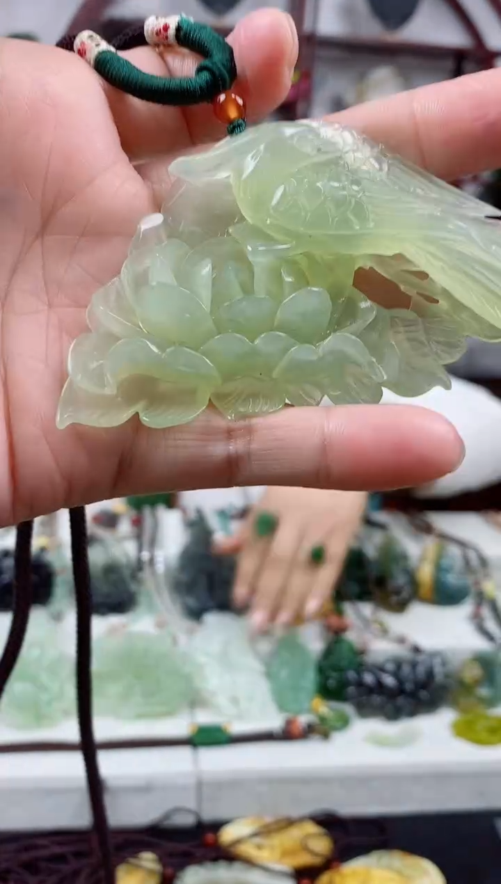 未镶嵌岫玉颈饰牡丹