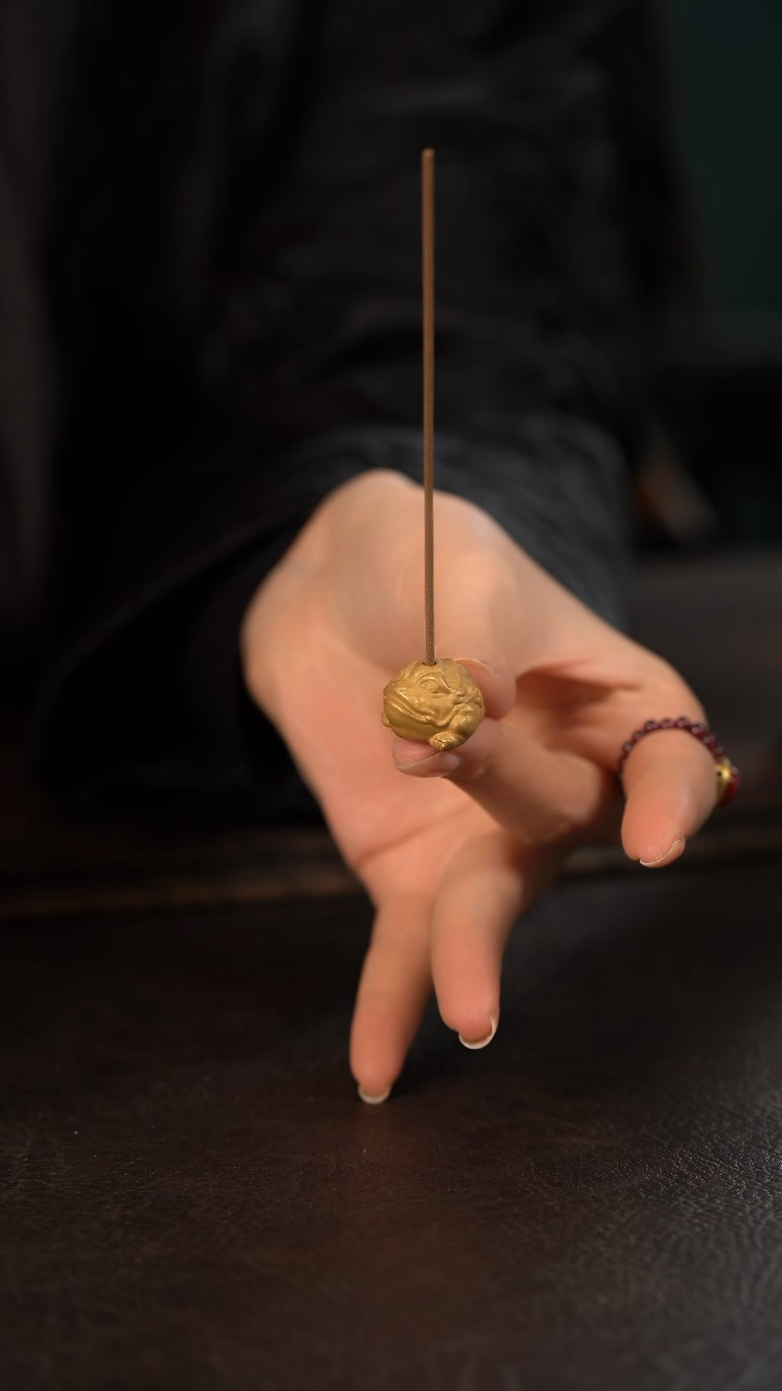 【闪购商品】杯云霞珍藏描金金蟾香插