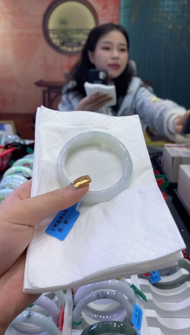 【闪购商品】翡翠手镯未镶嵌多人18241