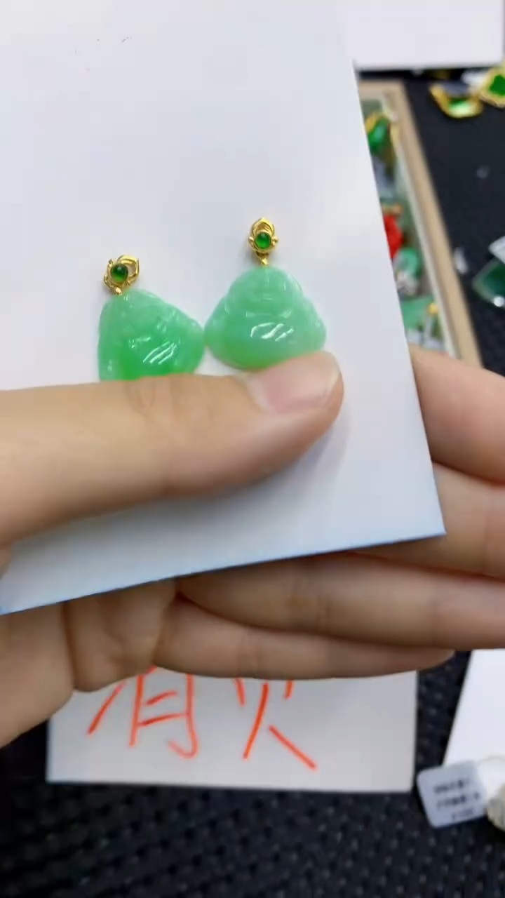 翡翠未镶嵌颈饰多样性发其一