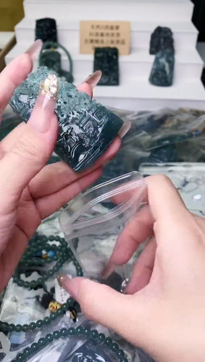 颈饰未镶嵌翡翠 