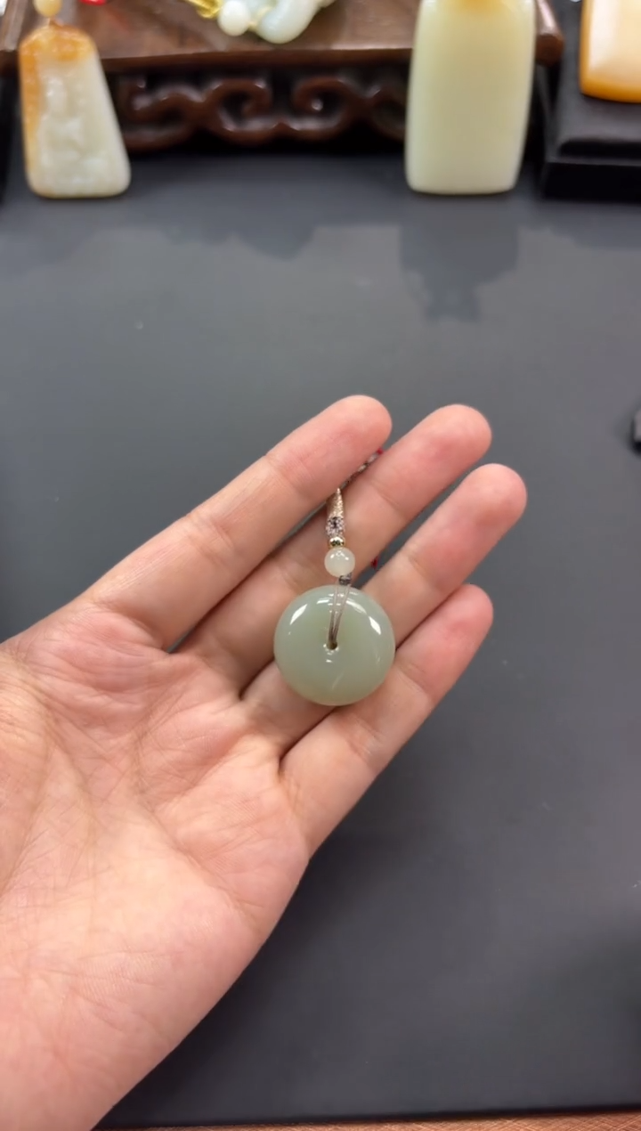 【闪购商品】和田玉吊坠(赠链)未镶嵌且末微色差近矿吊坠