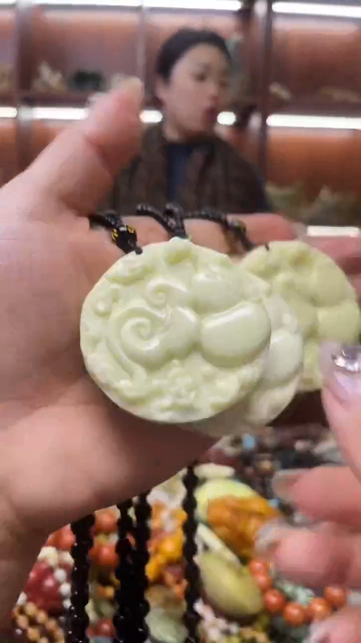 未镶嵌蛇纹石玉吊坠   