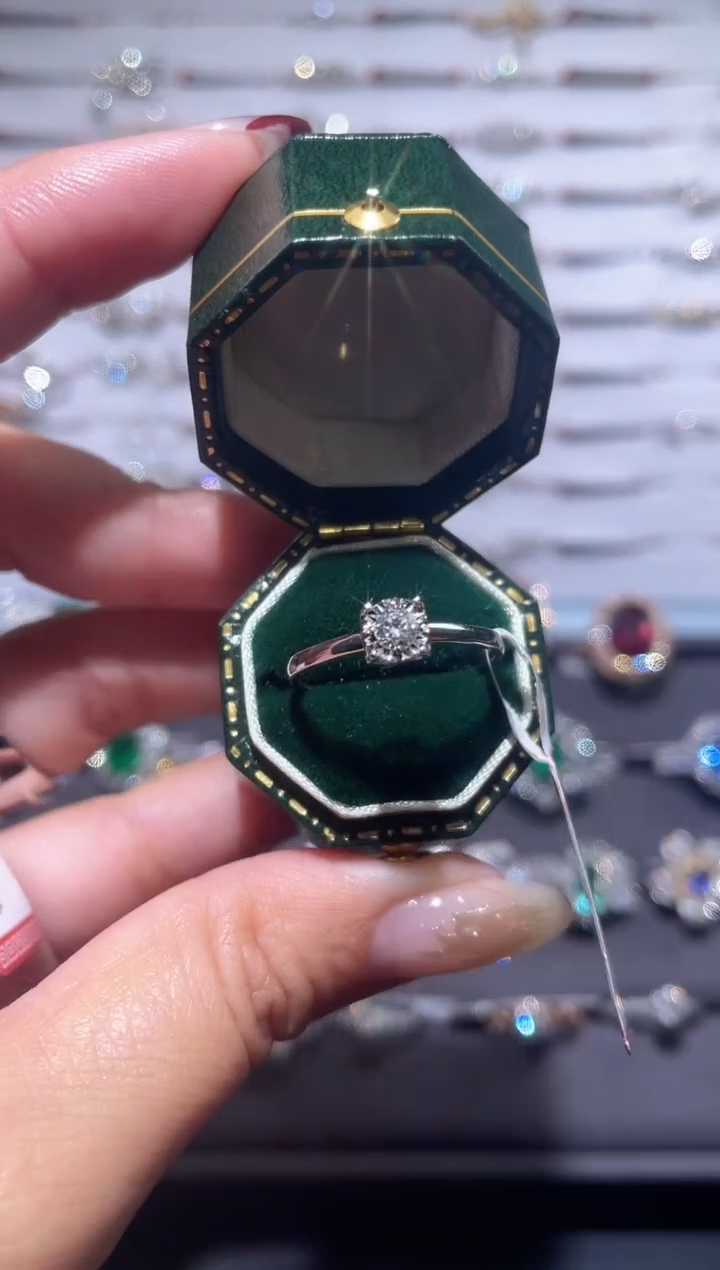 【闪购商品】钻石戒指/指环18K金镶嵌钻石戒指