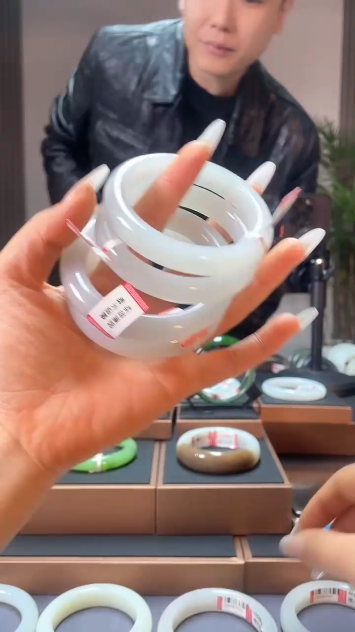 【闪购商品】和田玉手镯未镶嵌冰烟紫55-59多样性发一