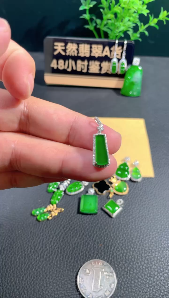 【闪购商品】翡翠颈饰18K金镶嵌翡翠