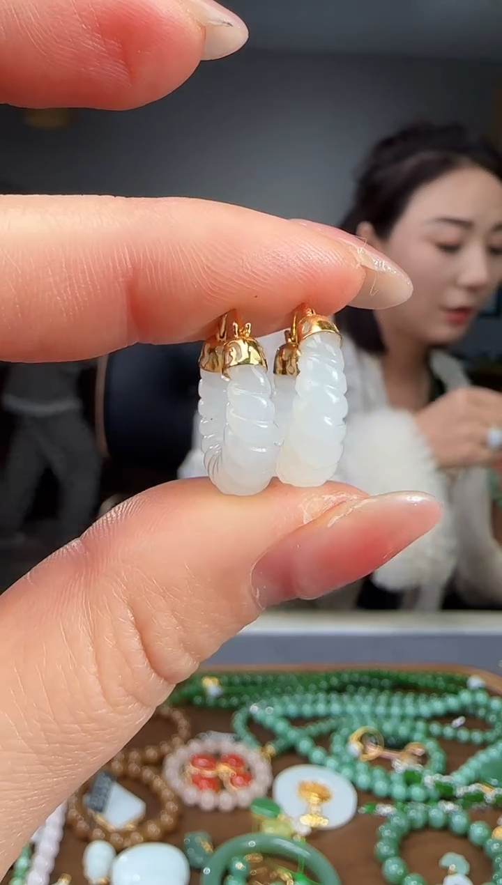 18K金镶嵌和田玉耳饰1