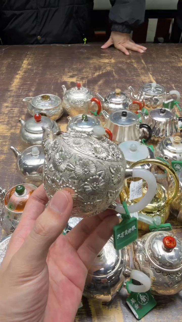 宝*妞呆坐 錾刻浮雕向阳花开美人壶