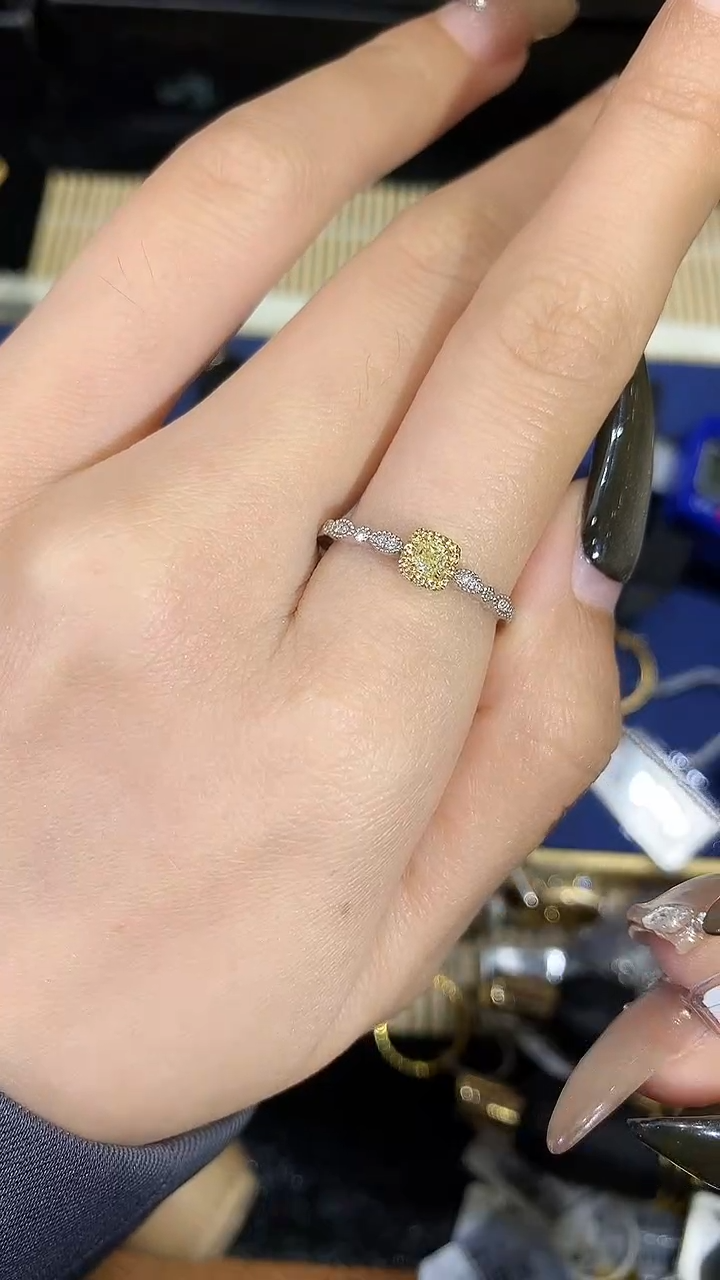 【闪购商品】钻石戒指18K金镶嵌钻石戒指