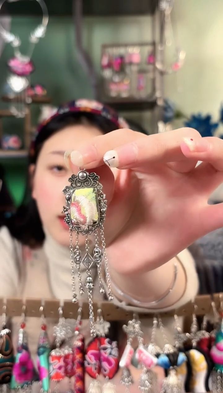 彩云南阁非遗老绣饰品553*