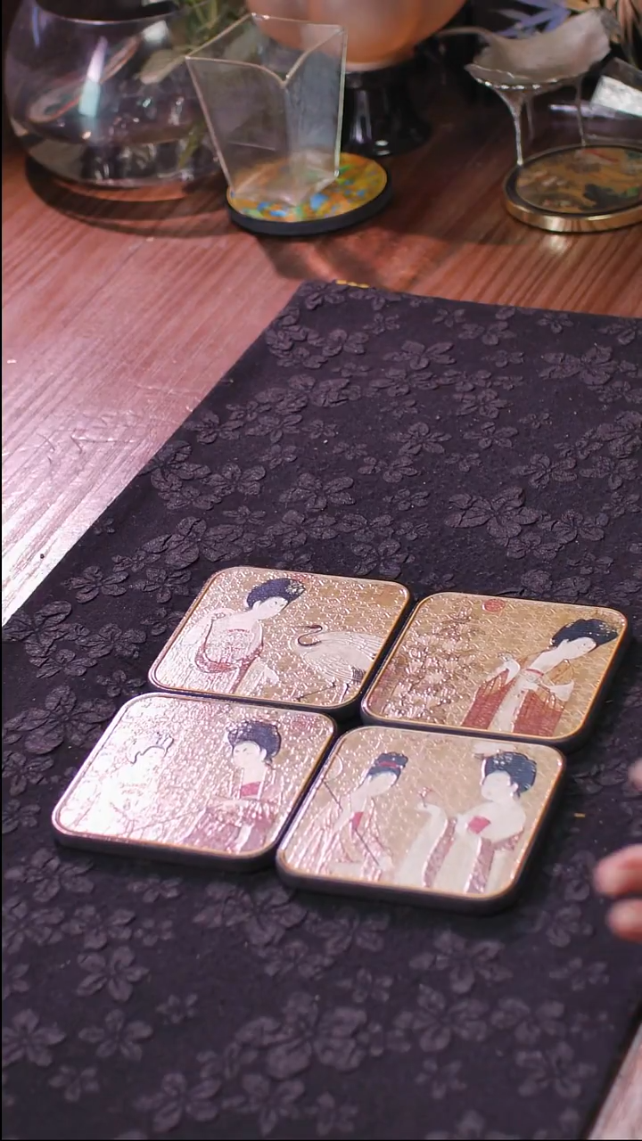 壹藏贰宝簪花仕女图案杯垫一套