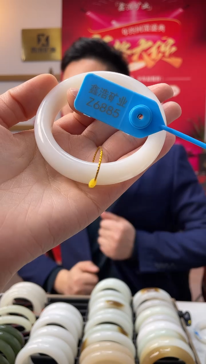 【闪购商品】和田玉手镯未镶嵌白玉Z6885圈口57