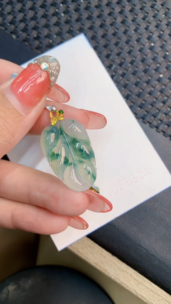 颈饰18K金镶嵌翡翠1