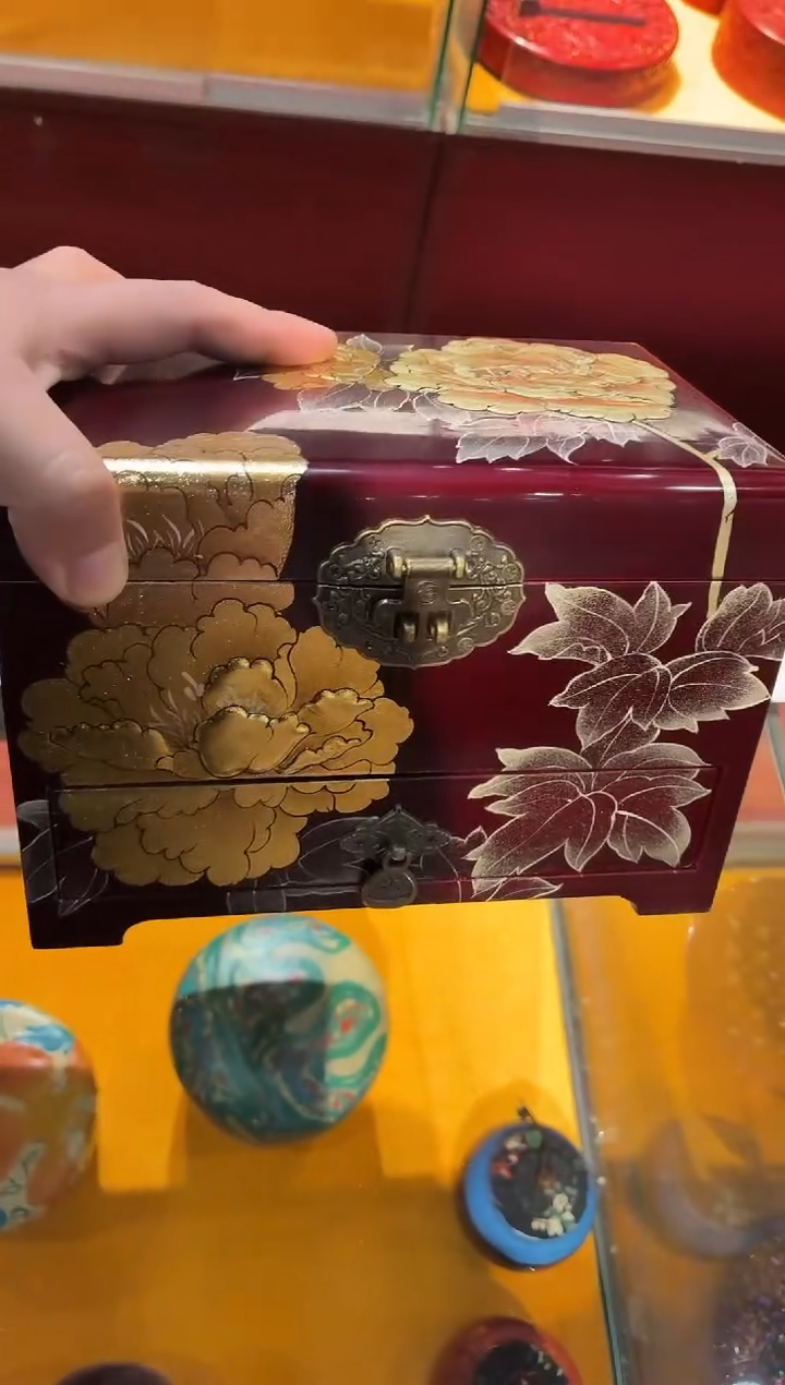 扬州漆器厂彩绘酒红底金牡丹21cm加高首饰盒
