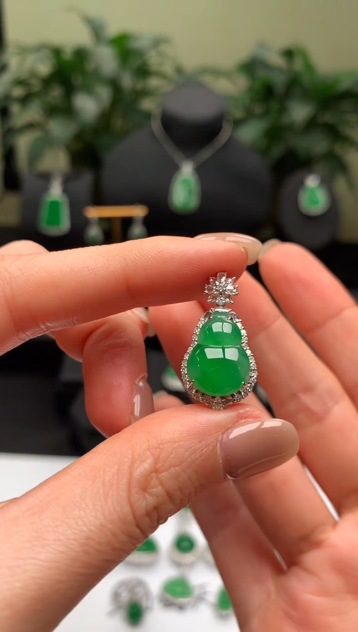 【闪购商品】翡翠颈饰18K金镶嵌绿葫芦