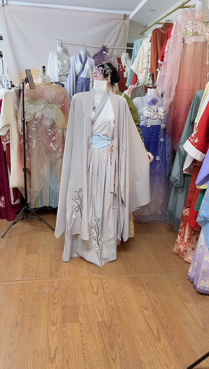 孤品汉服，品质特价，偶有微瑕，NO退NO换，介意勿拍