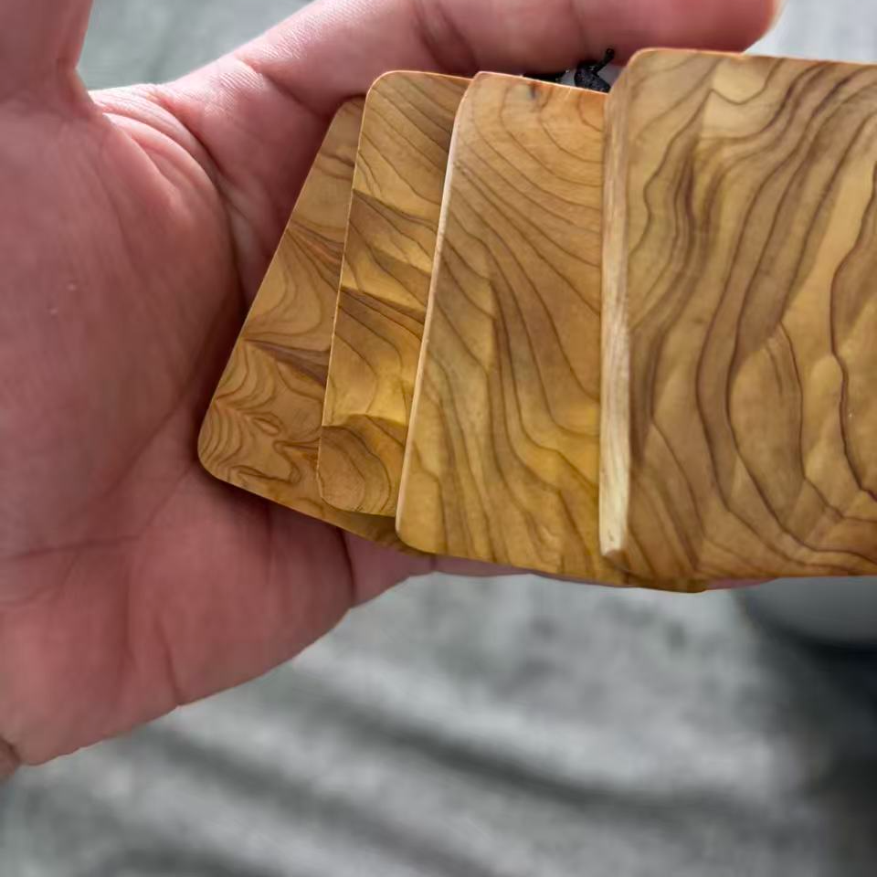 崖柏水波6*4无事牌手把件 YB8817