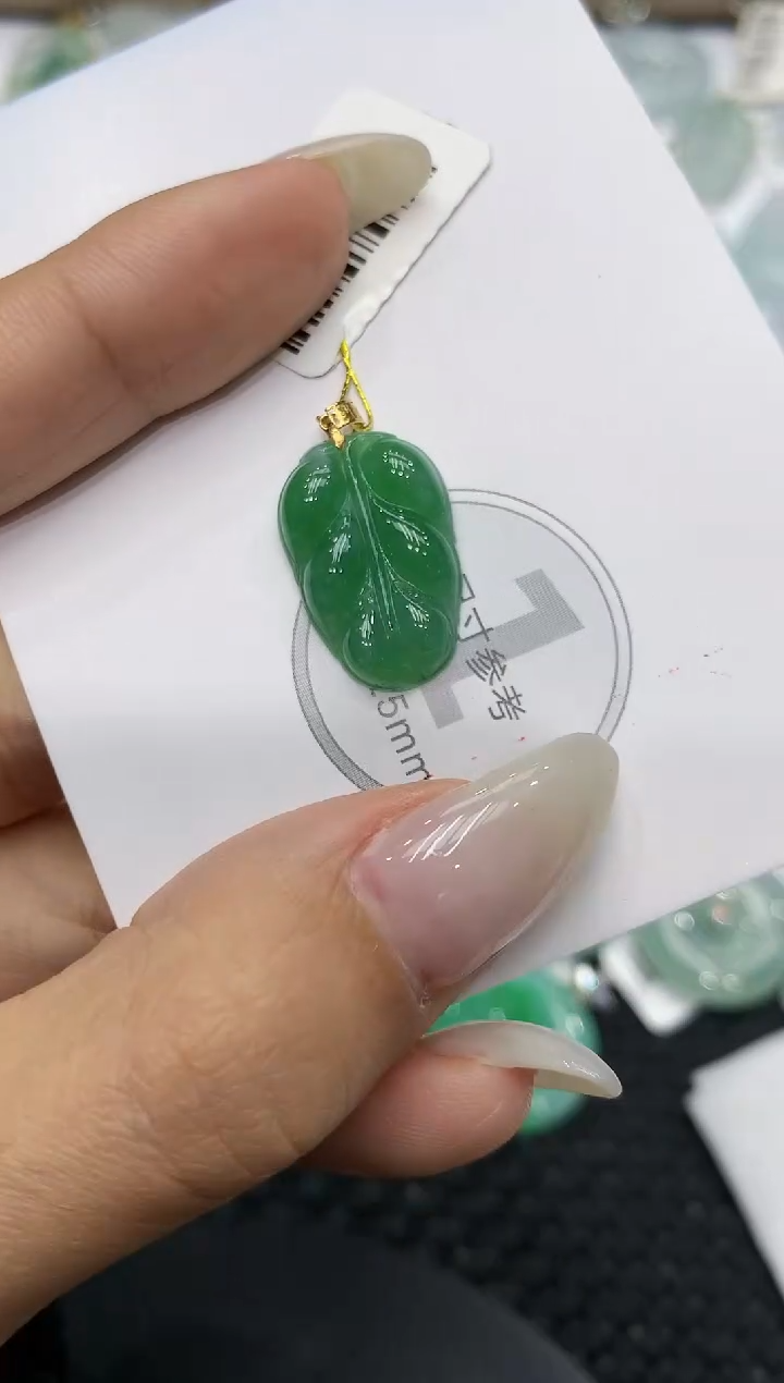 颈饰18K金镶嵌翡翠111111111111