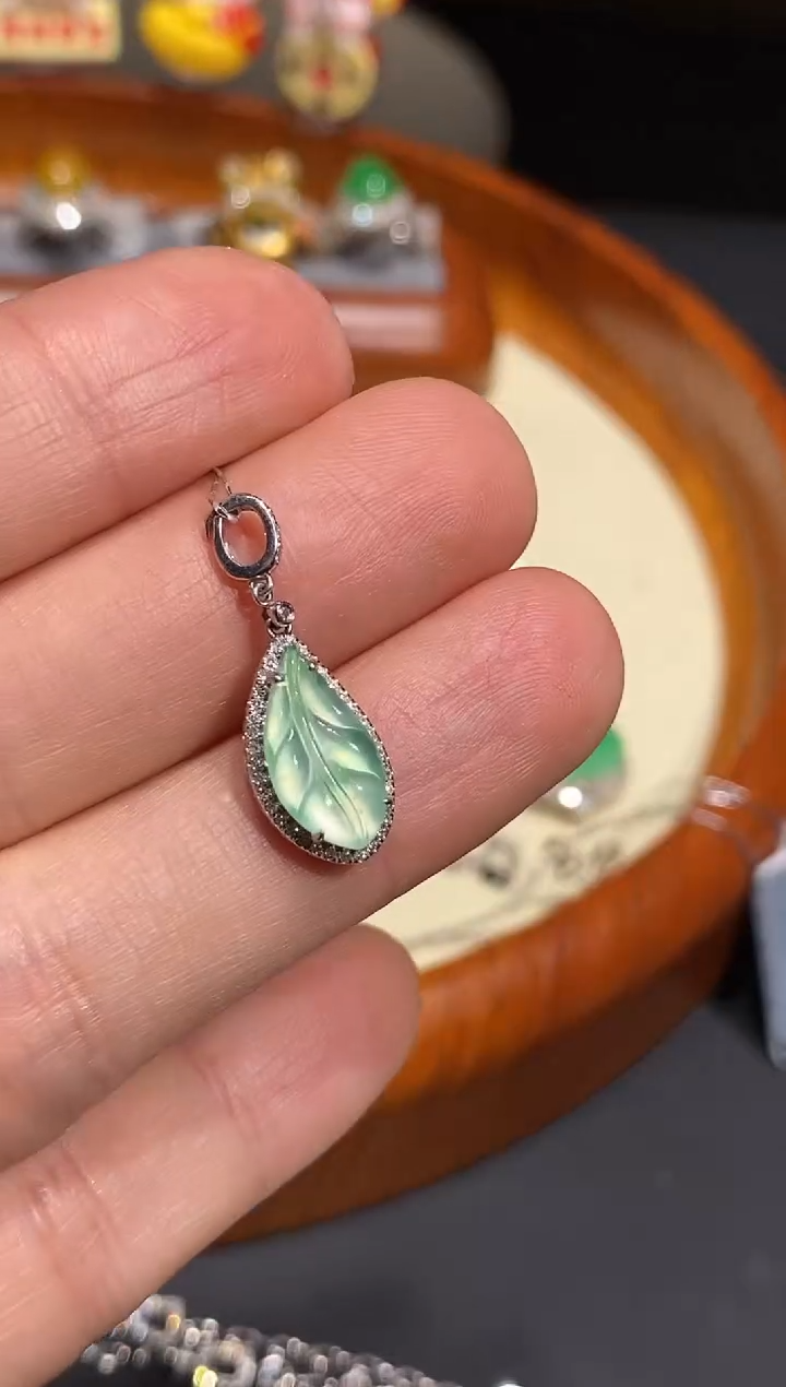 【闪购商品】翡翠吊坠(不含链)18K金镶嵌吊坠