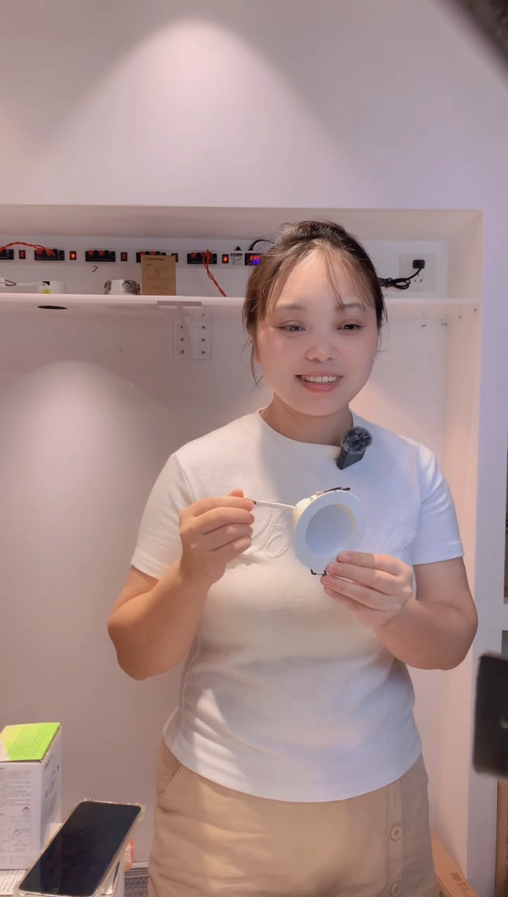 嵌入式星佳 4w 4000k 白边  开孔