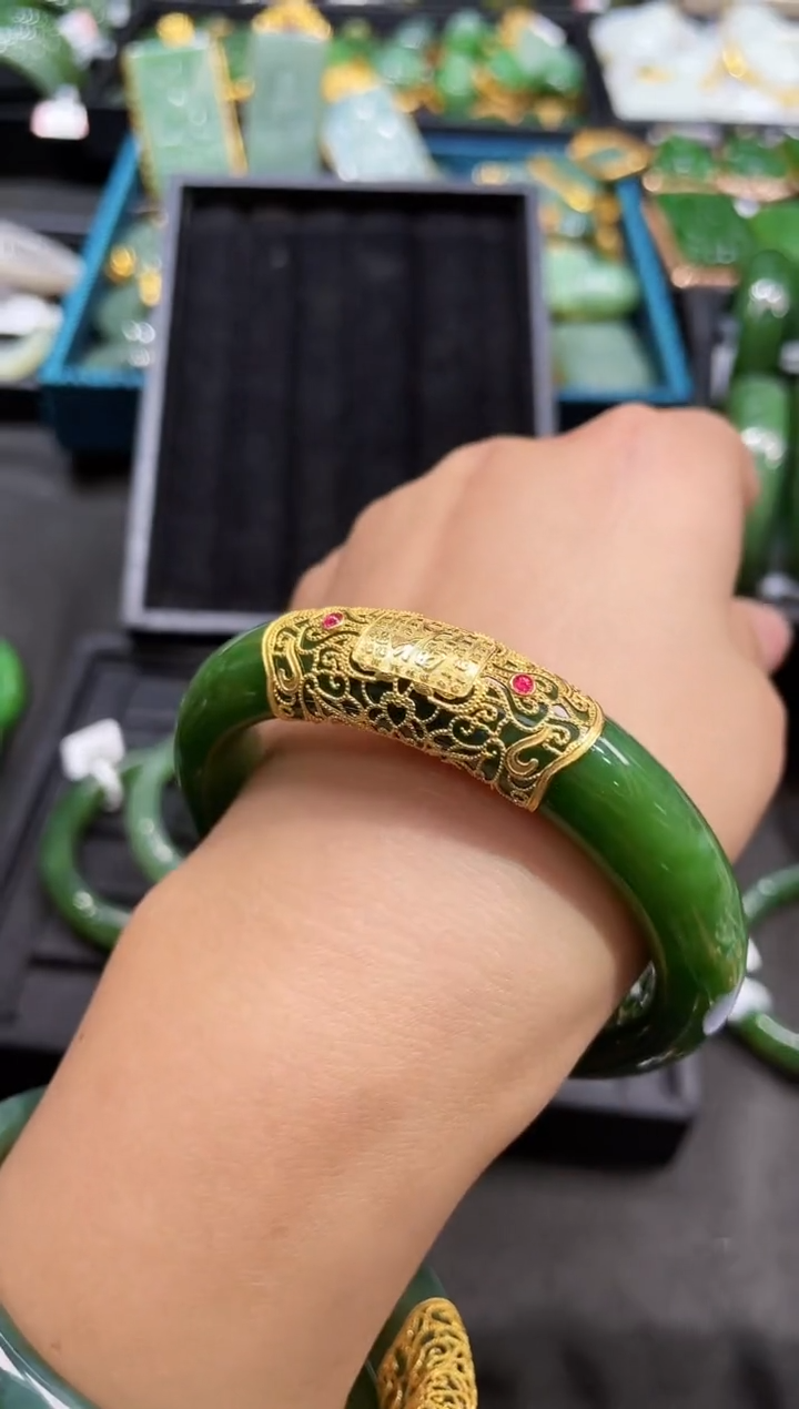 【闪购商品】和田玉手镯18K金镶嵌59多样性发一