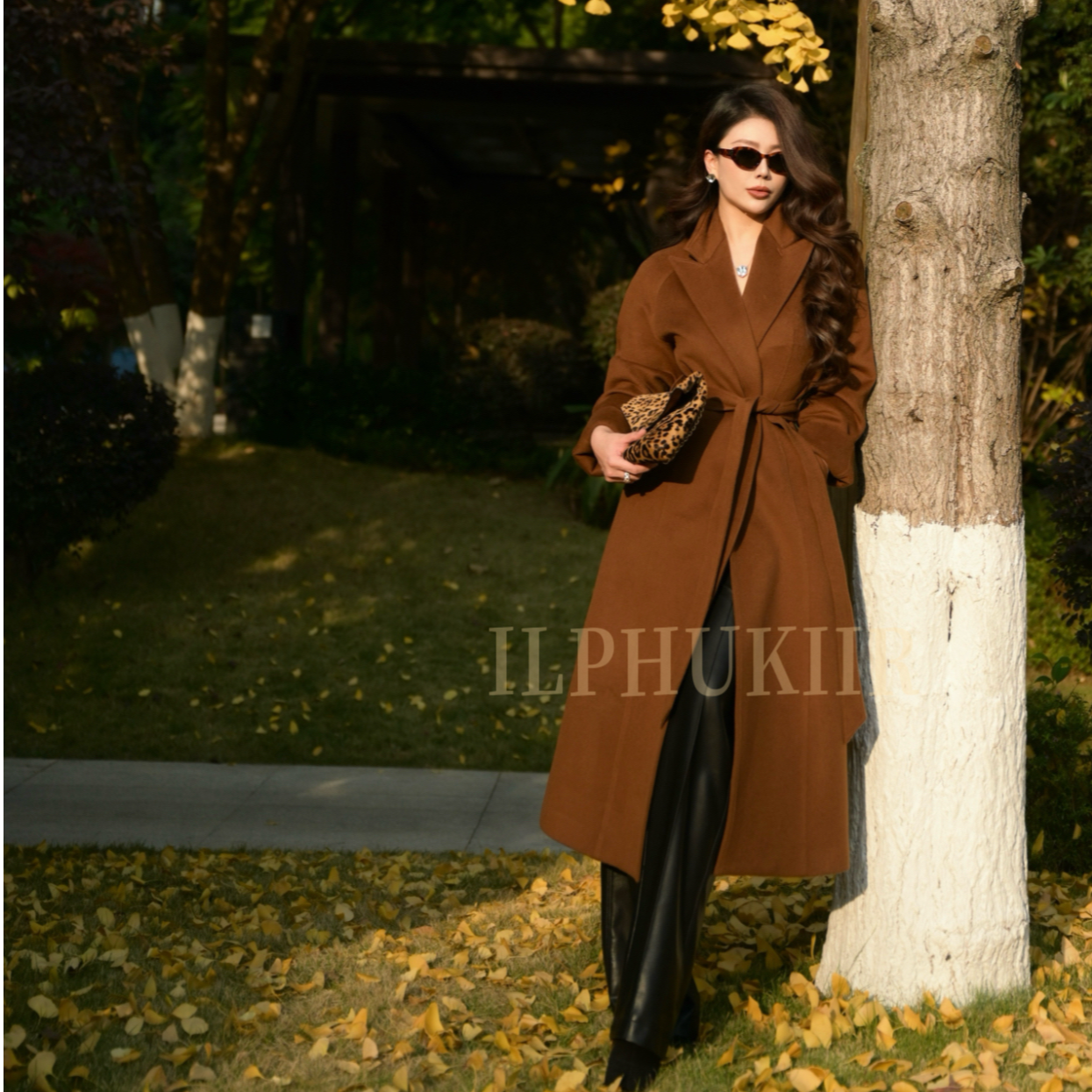 ILPHUKIIR【焦糖朗姆】插肩袖无垫肩枪驳领廓形收腰金棕中长大衣