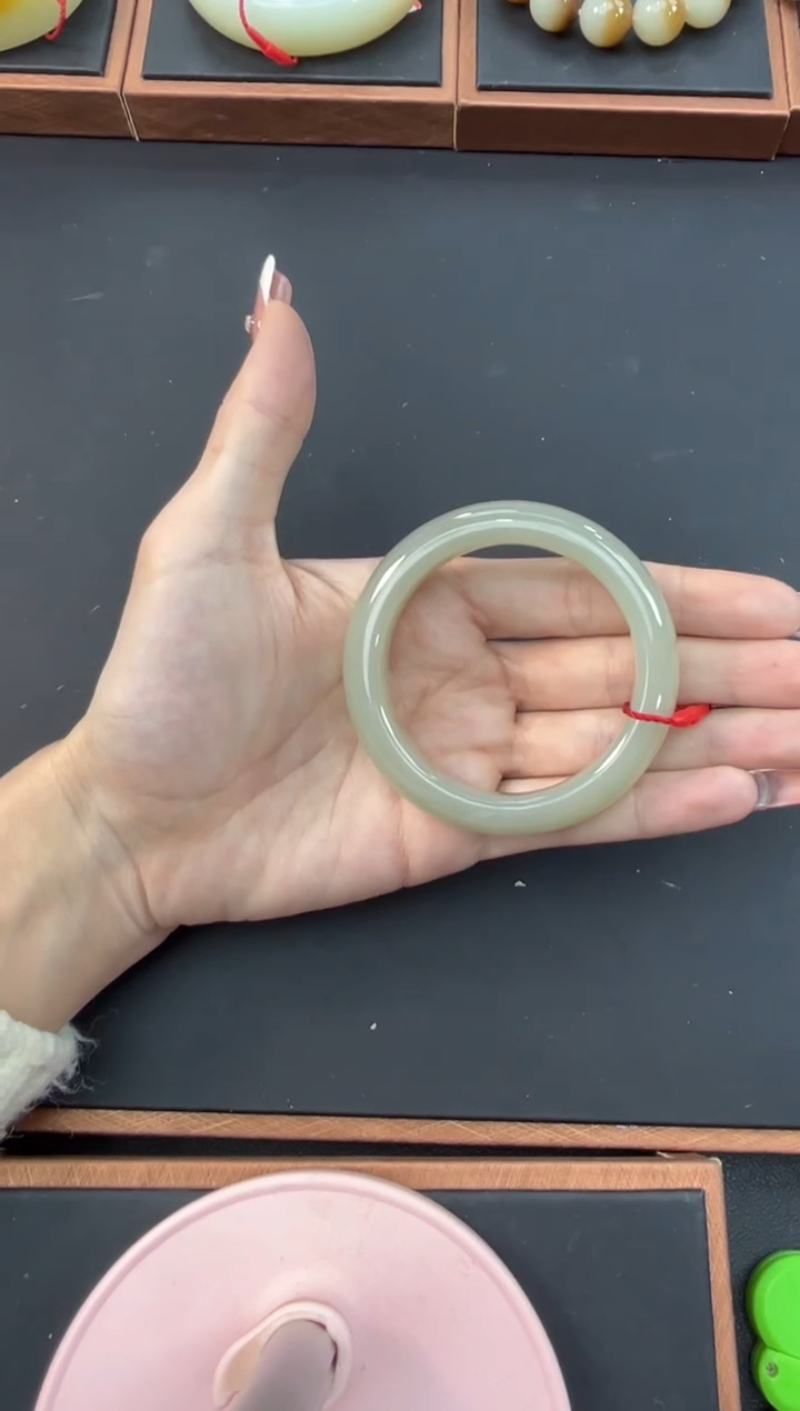 【闪购商品】和田玉手镯未镶嵌且末微色差近矿52手镯