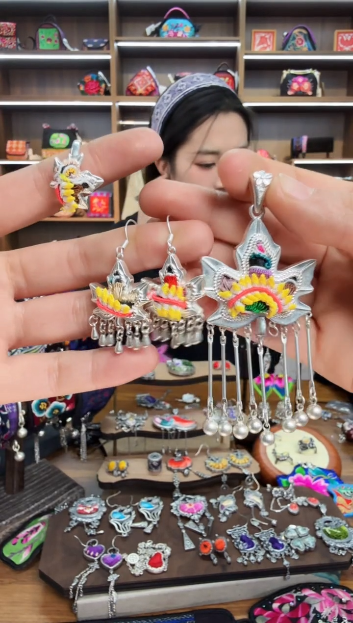 【闪购商品】织绣195蒙阿苏苗绣传承