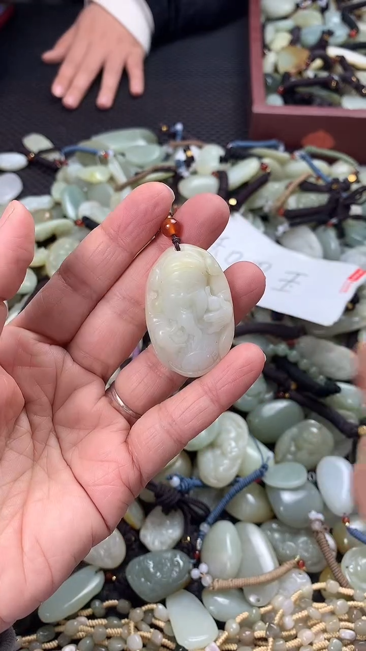 颈饰未镶嵌和田玉（多样性发一件）没有证书有瑕