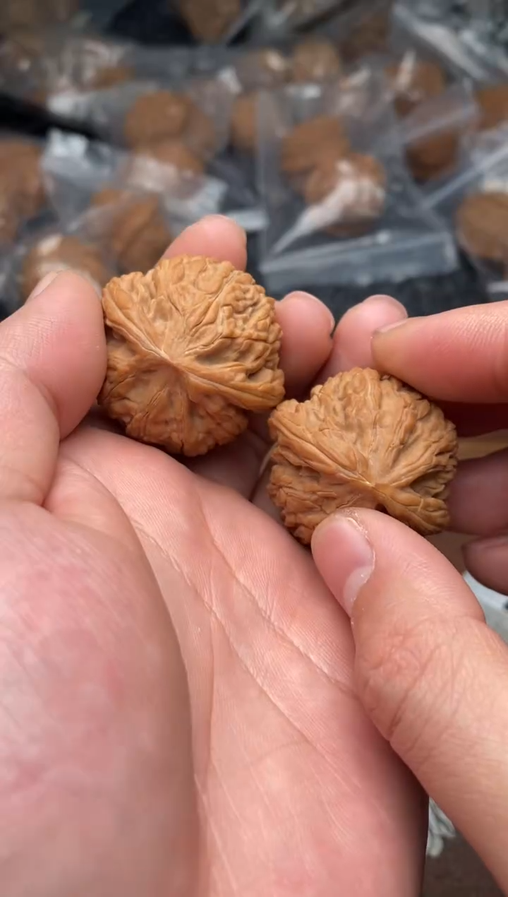 【闪购商品】文玩核桃把件G147号35尺龙珠