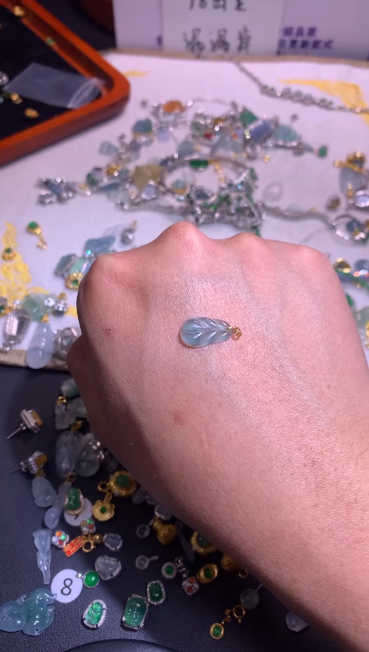 【闪购商品】翡翠吊坠(不含链)18K金镶嵌颜色随机