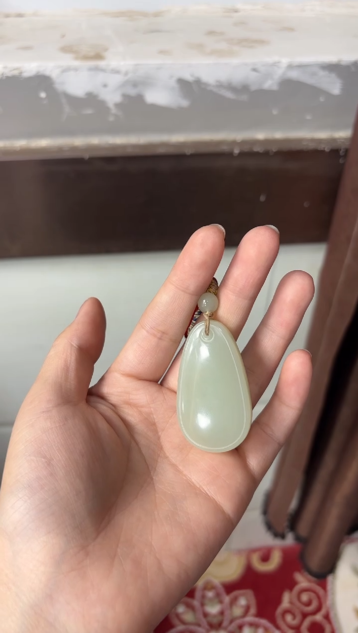 【闪购商品】和田玉吊坠(赠链)未镶嵌且末微色差迪克兰吊坠