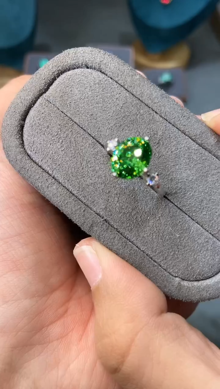 银S925镶嵌戒指石榴石（沙弗莱）.........