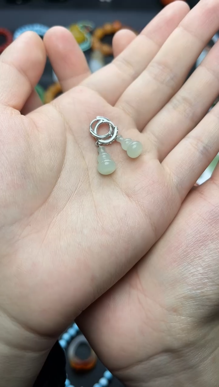 银S925镶嵌和田玉耳饰葫芦耳扣