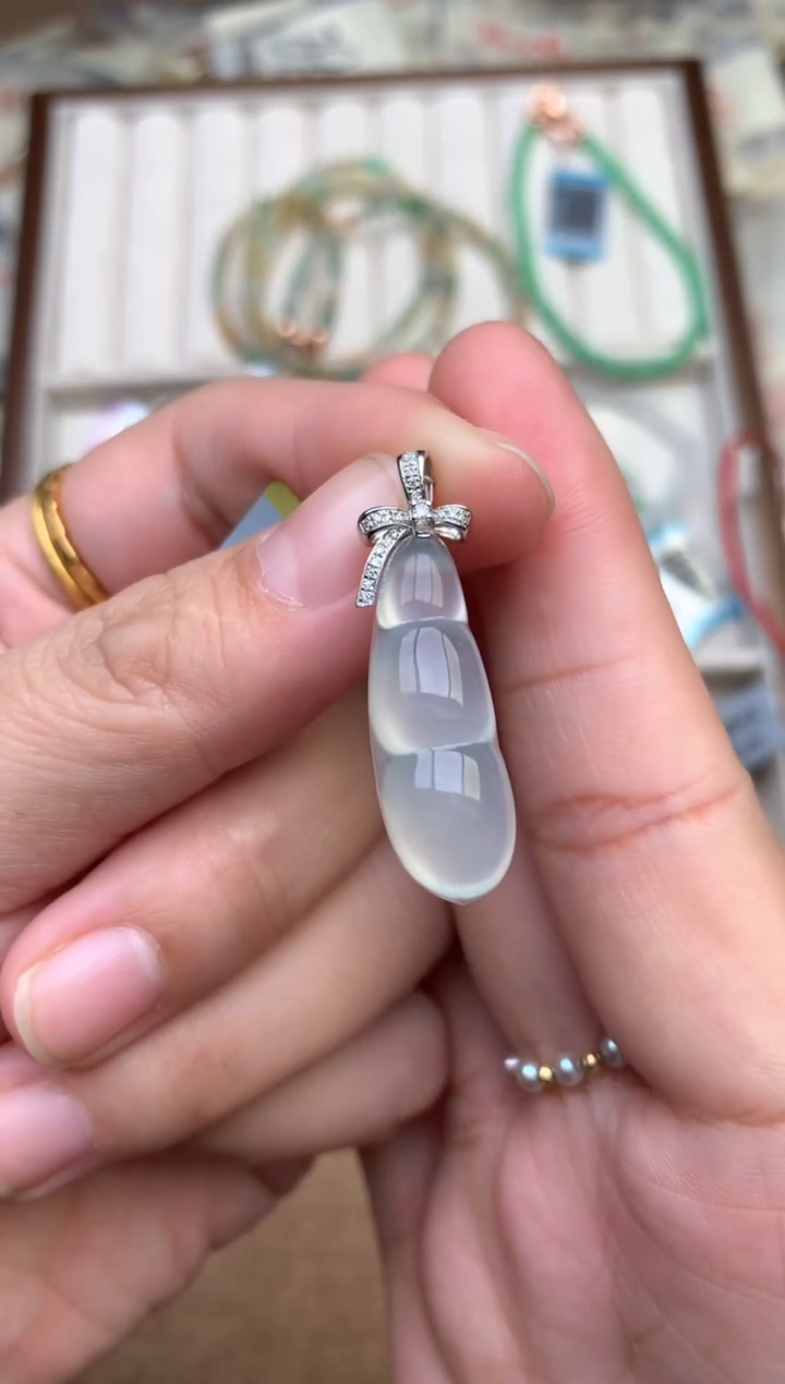 18K金镶嵌挂件翡翠一