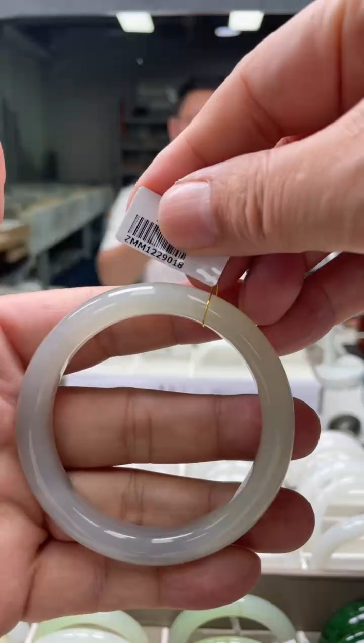 【闪购商品】和田玉手镯未镶嵌编码 9018圈口55-56