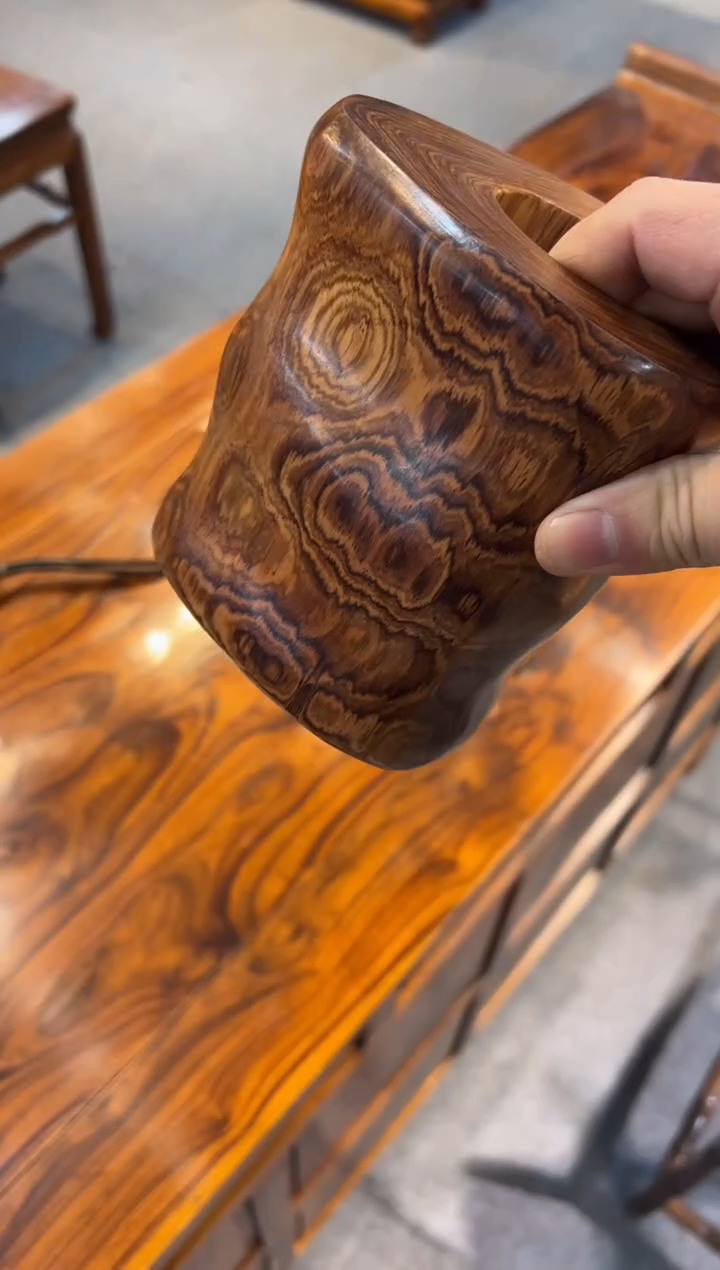 【闪购商品】花梨木类笔筒一个