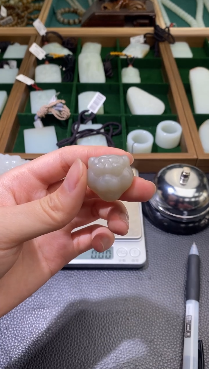 颈饰未镶嵌和田玉且末料虎头吊坠