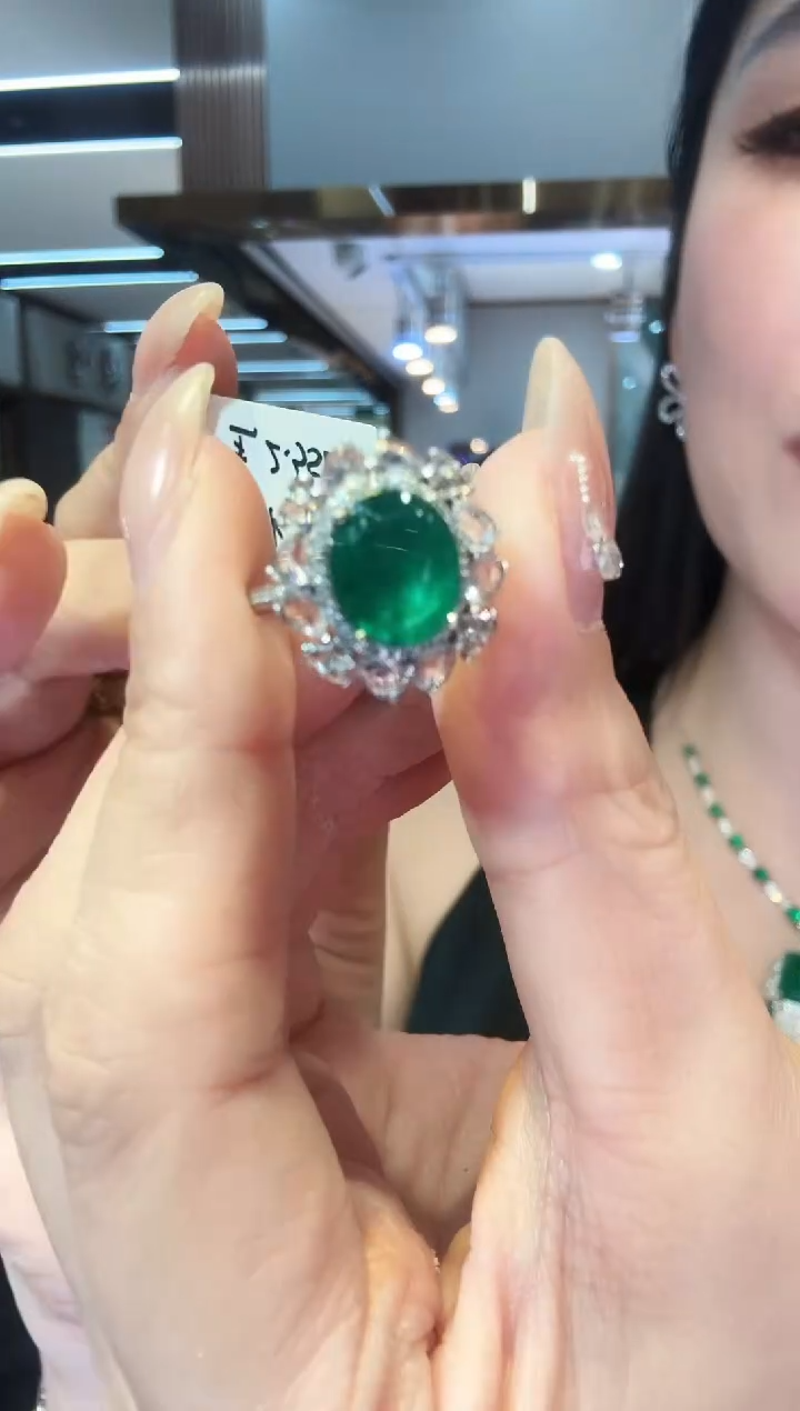 18K金镶嵌戒指祖母绿2.35ct