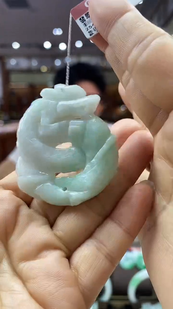 颈饰未镶嵌翡翠龙牌