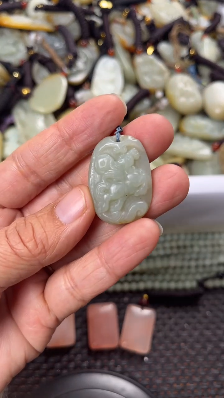 【闪购商品】和田玉颈饰未镶嵌多样性发货没有证书拍一发一有瑕