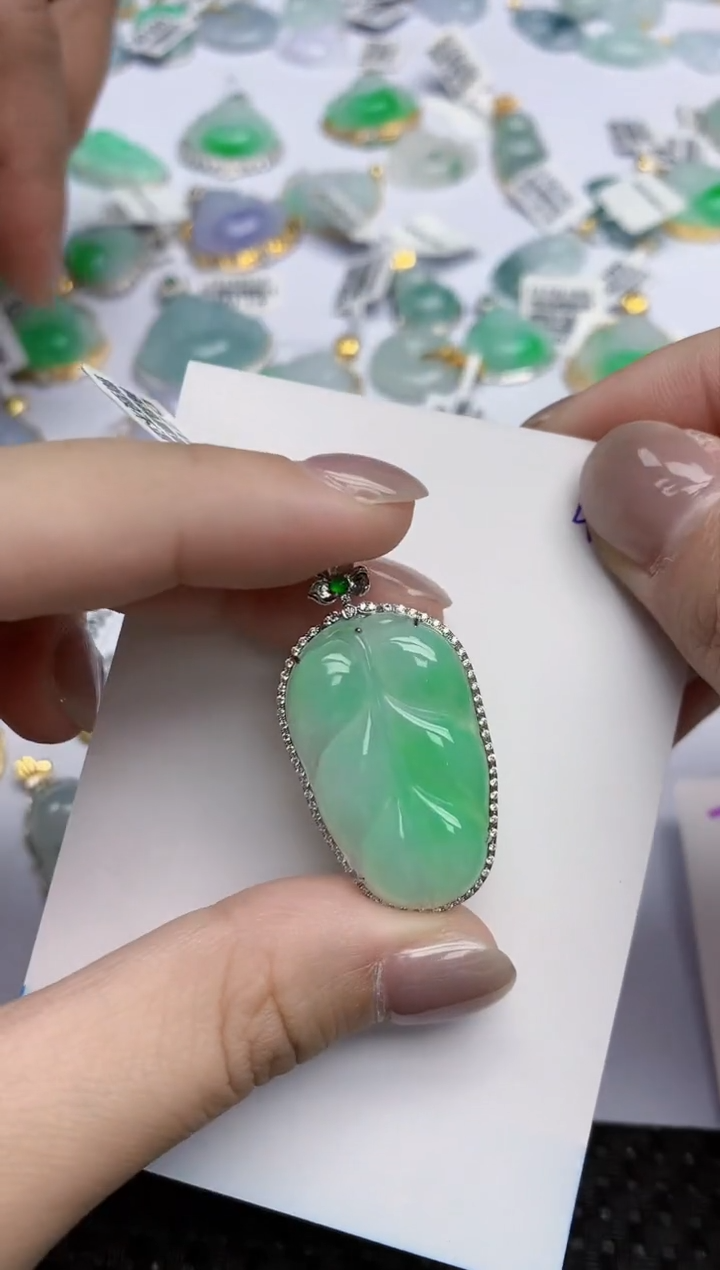 【闪购商品】翡翠挂件18K金镶嵌天然翡翠A货