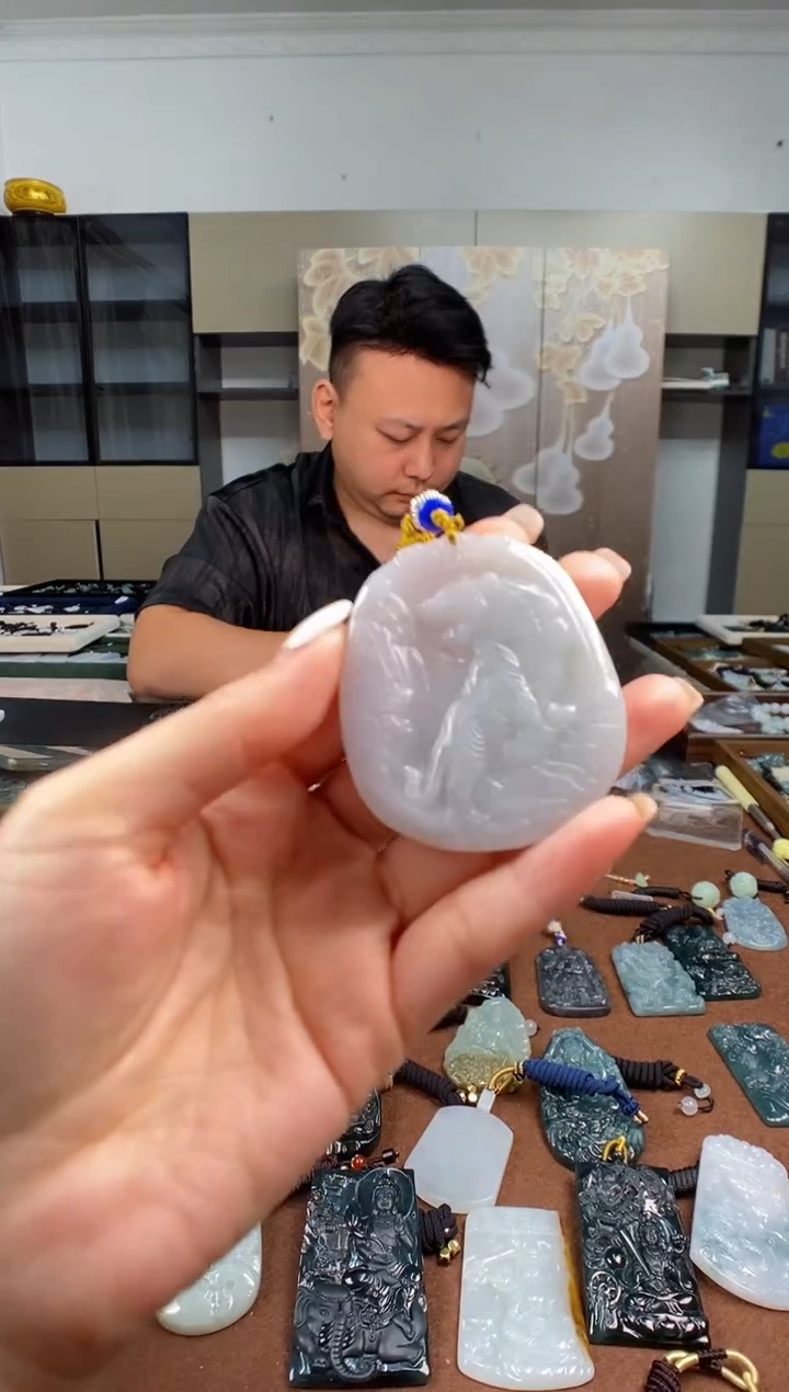 颈饰未镶嵌翡翠  多样性发其一