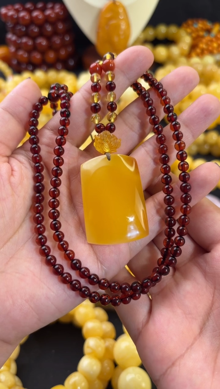 【闪购商品】蜜蜡颈饰未镶嵌平安无事牌糖心鸡油黄蜜糖