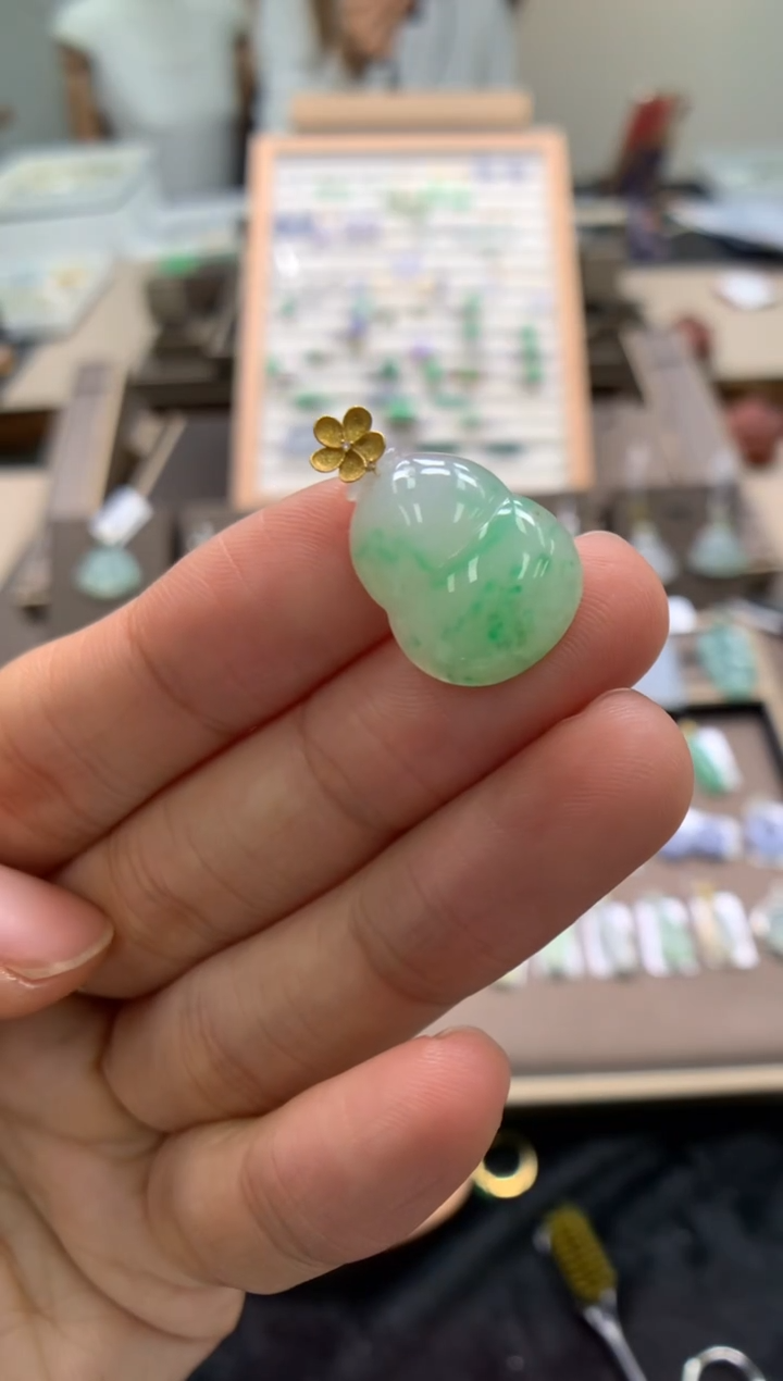 颈饰18K金镶嵌翡翠葫芦