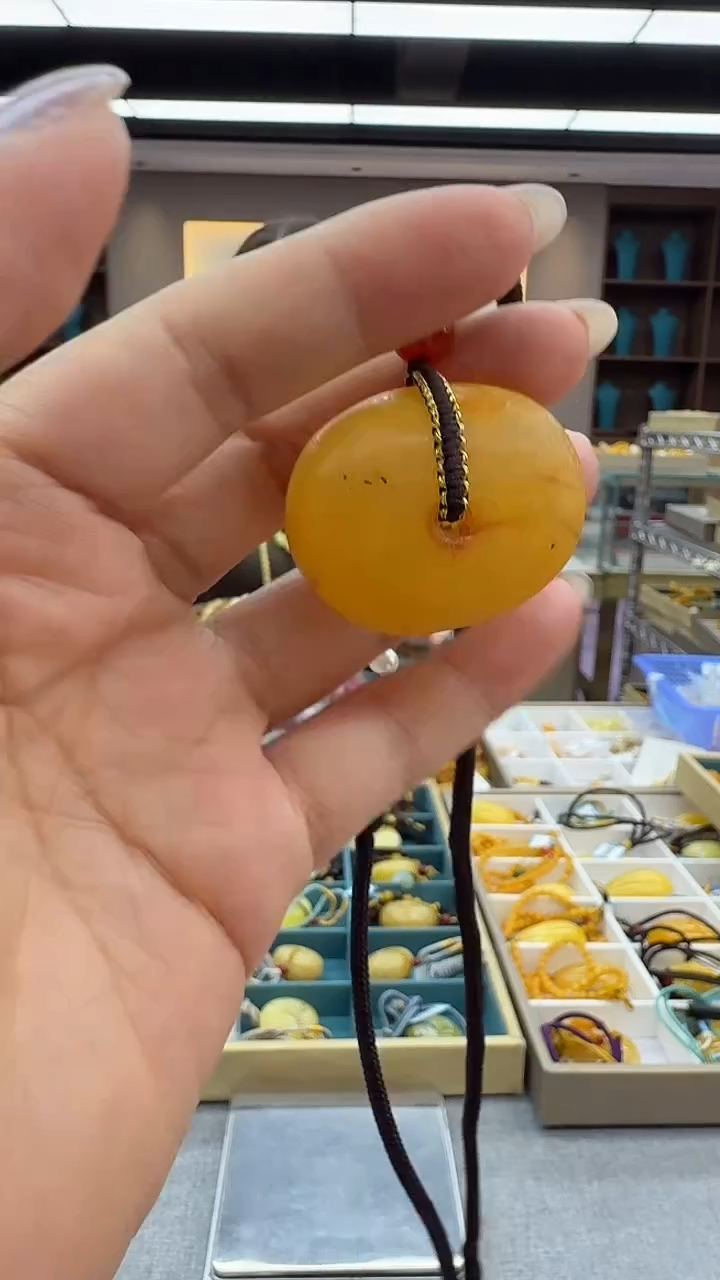 琥珀颈饰未镶嵌107秒拍号 假一罚三 