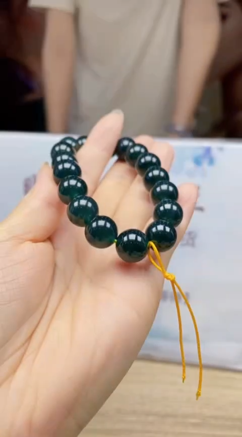 翡翠未镶嵌颈饰      *42